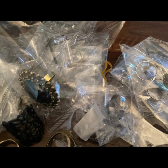 3x$25 ❤️ bundle 20 fashion rings Surprise bundle   ❤️ - Picture 4 of 14